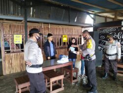 Kapolsek Kaidipang Sambangi Cafe-Cafe Sosialisasikan Protkes