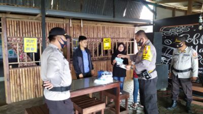 Kapolsek Kaidipang Sambangi Cafe-Cafe Sosialisasikan Protkes