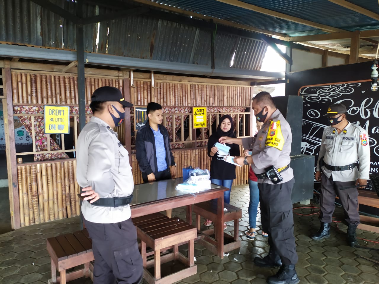 Kapolsek Kaidipang Sambangi Cafe-Cafe Sosialisasikan Protkes