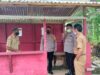Kapolres Bolmut AKBP Wahyu purwidiaraso (tengah) didampingi Kepala Desa Soligir Amrin Mo’oduto (kiri) dan Kepala Desa Gihang Mustapa Abdullah (Kanan) saat melakukan peninjauan di chek point yang berada di perbatasan Desa Gihang dan Soligir, Senin (18/01/2020). Foto: Humas Polres Bolmut