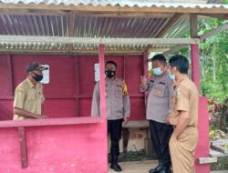 Kapolres Bolmut AKBP Wahyu purwidiaraso (tengah) didampingi Kepala Desa Soligir Amrin Mo’oduto (kiri) dan Kepala Desa Gihang Mustapa Abdullah (Kanan) saat melakukan peninjauan di chek point yang berada di perbatasan Desa Gihang dan Soligir, Senin (18/01/2020). Foto: Humas Polres Bolmut