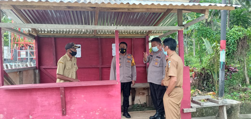 Kapolres Bolmut AKBP Wahyu purwidiaraso (tengah) didampingi Kepala Desa Soligir Amrin Mo’oduto (kiri) dan Kepala Desa Gihang Mustapa Abdullah (Kanan) saat melakukan peninjauan di chek point yang berada di perbatasan Desa Gihang dan Soligir, Senin (18/01/2020). Foto: Humas Polres Bolmut