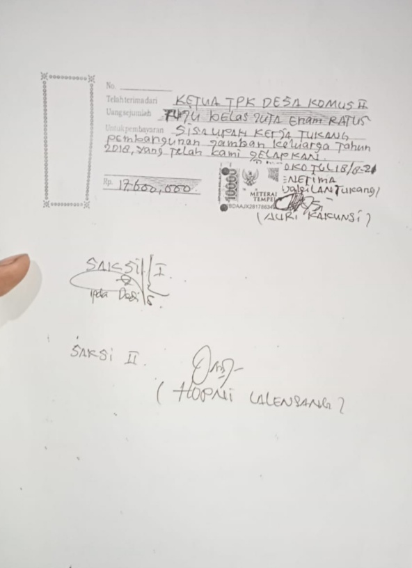 Bukti Kwitansi penyerahan sisa upah Tukang pada pelaksanaan pembangunan Jamban Tahun 2018 di Desa Komus Dua yang diserahkan pada 18 Agustus 2021, Sabtu (21/08/2021), Foto: Zhandy/Abstrak 