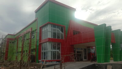 Tampilan Luar Gedung Bersalin RSUD Bolmut yang memasuki tahap Finishing, Desa Tomoagu, Kec. Bolangitang Barat, Kab. Bolmut, Rabu (22/12/2021). Foto: Zhandy Buhang/Abstrak.id