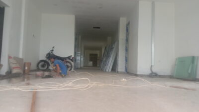 Penampakan bagian Dalam Gedung Bersalin RSUD Bolmut yang memasuki tahap Finishing, Desa Tomoagu, Kec. Bolangitang Barat, Kab. Bolmut, Rabu (22/12/2021). Foto: Zhandy Buhang/Abstrak.id