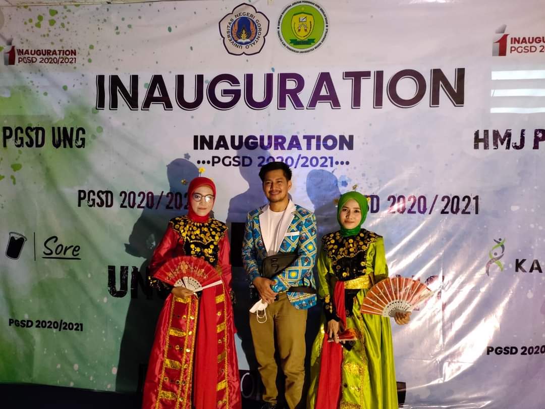Kepala Jurusan PGSD FIP UNG Dr. Candra Cuga, S.Pd., M.Pd. di tengah.