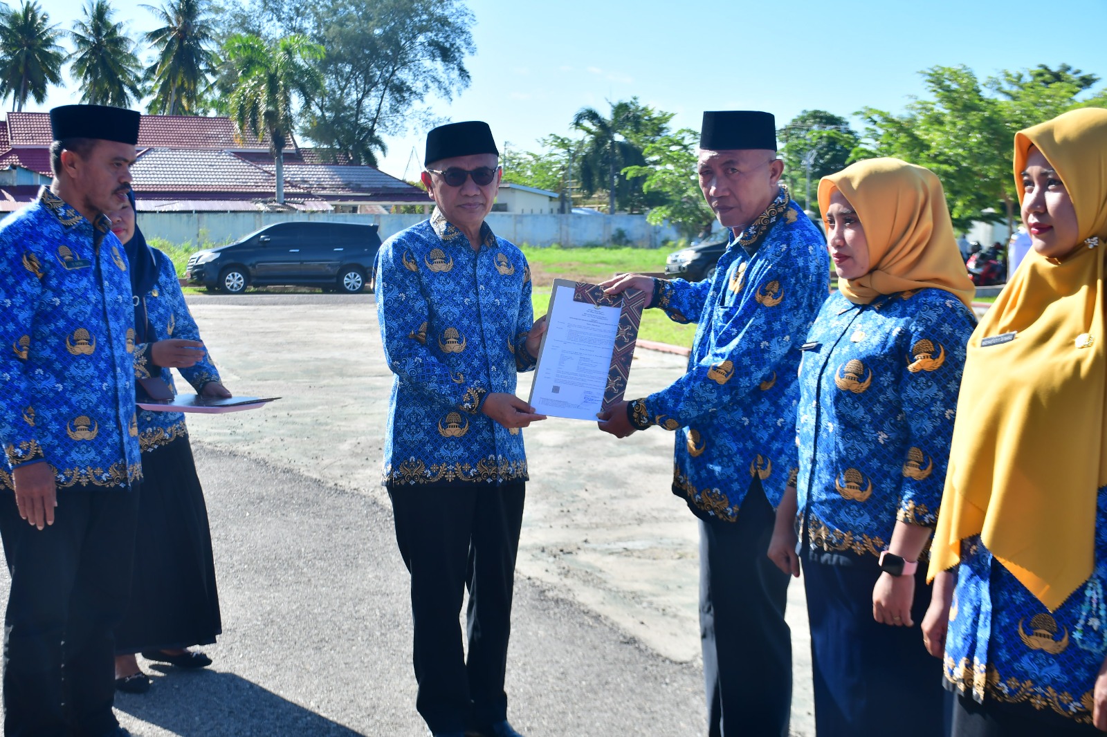 Bupati Pohuwato, Saipul A.Mbuinga, saat menyerahkan SK untuk 555 PPK, di halaman Kantor Bupati, Senin (20/5/2024). 