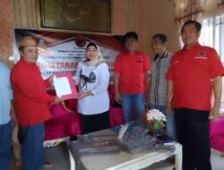 Suharsi Igirisa menyerahkan formulir pendaftaran calon wakil bupati pohuwato, di Sekretariat PDIP, Senin (13/5/2024).