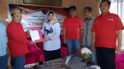 Suharsi Igirisa menyerahkan formulir pendaftaran calon wakil bupati pohuwato, di Sekretariat PDIP, Senin (13/5/2024).