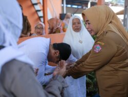 Wakil Bupati Pohuwato, Suharsi Igirisa, saat menghadiri acara calon jemaah haji, di Pohon Cinta, Senin (13/5/2024). F.(Iwan/humas)