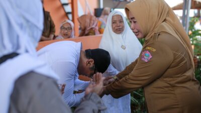 Wakil Bupati Pohuwato, Suharsi Igirisa, saat menghadiri acara calon jemaah haji, di Pohon Cinta, Senin (13/5/2024). F.(Iwan/humas)